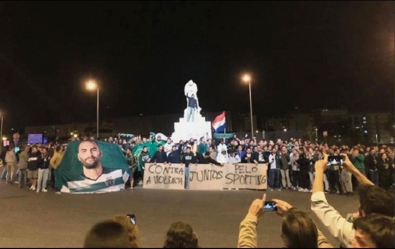 indignación. Seguidores del Sporting de Lisboa expresaron su enojo en una protesta por la agresión al equipo. TWITTER/@sporting_cp