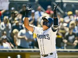 Se vuela la barda. Christian Villanueva se volvió a mostrar sólido con el madero. AFP