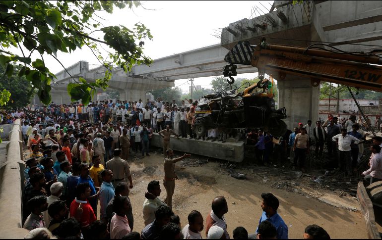 Una placa de cemento que estaba siendo instalada en el paso elevado se derrumbó sobre varios vehículos que circulaban bajo la construcción. AP/R. Kumar