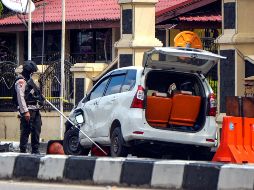 Un equipo de artificieros indonesios registran un vehículo en busca de explosivos tras un asalto a una comisaría en Pekanbaru. EFE/R. Muharrman