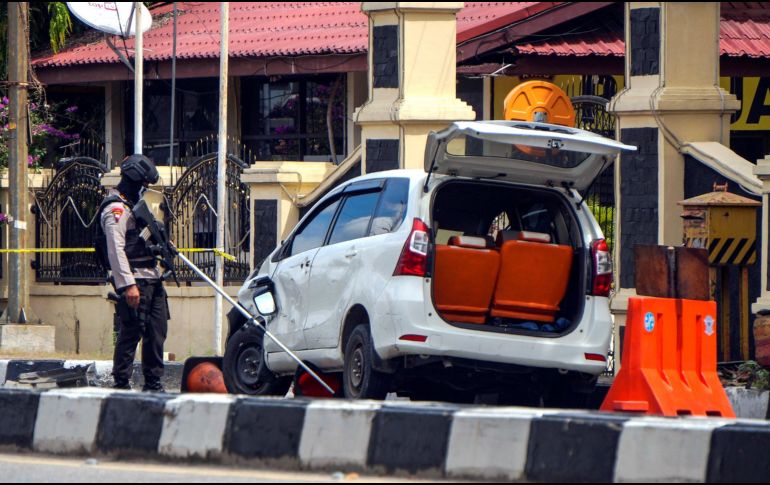 Un equipo de artificieros indonesios registran un vehículo en busca de explosivos tras un asalto a una comisaría en Pekanbaru. EFE/R. Muharrman