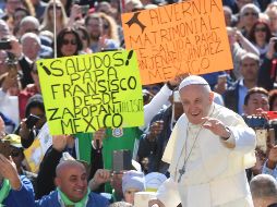 El Papa Francisco acude a la audiencia general de los miércoles, en la Plaza de San Pedro. EFE/C. Peri