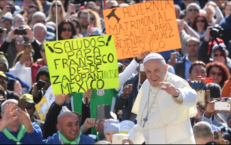 El Papa Francisco acude a la audiencia general de los miércoles, en la Plaza de San Pedro. EFE/C. Peri