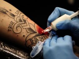 Existen diversas forman de contagio como, por ejemplo, las personas que se hayan realizado tatuajes o perforado la piel en lugares antihigiénicos. EFE / ARCHIVO