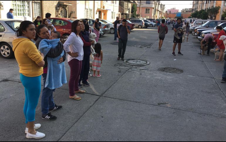 Fotogalería: Capitalinos desalojan inmuebles tras sismo