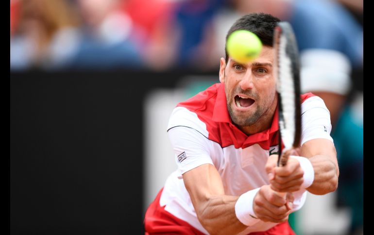 El serbio  Novak Djokovic devuelve una pelota a Nikoloz Basilashvili, de Georgia, en partido del Abierto de Roma, disputado en la capital italiana. AFP/F. Monteforte