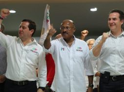 René Juárez (en medio), afirmó que por el momento sólo tenía la información que ha circulado en las redes sociales respeto a la declinación de Margarita. TWITTER / @JuarezCisneros