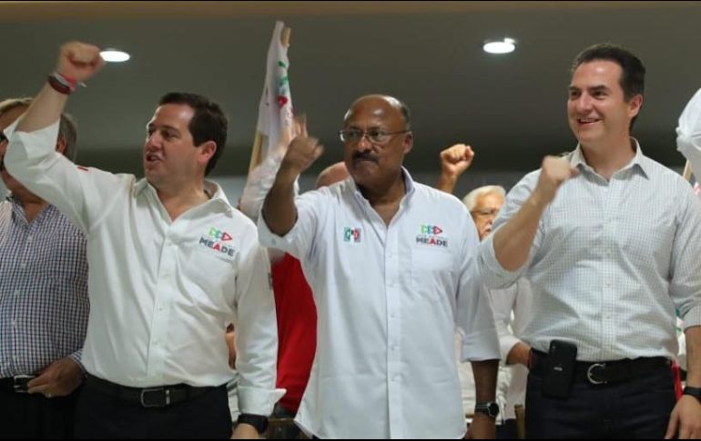 René Juárez (en medio), afirmó que por el momento sólo tenía la información que ha circulado en las redes sociales respeto a la declinación de Margarita. TWITTER / @JuarezCisneros