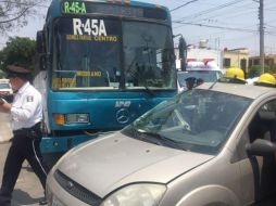 El vehículo quedó con afectaciones en el costado donde el vehículo se impactó.  ESPECIAL/ Protección Civil Guadalajara