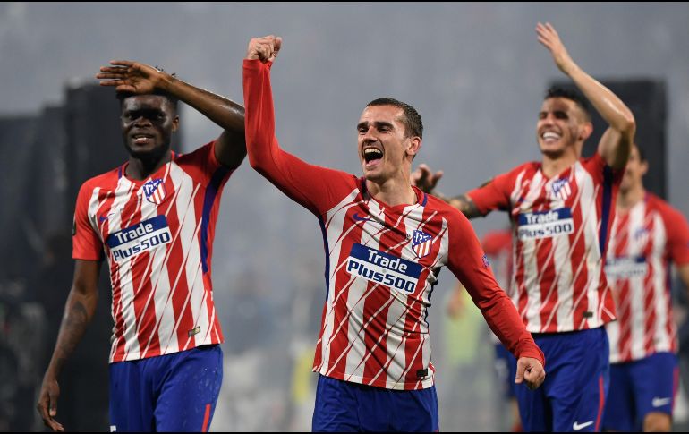 Griezmann (C) contribuyó con dos goles a la victoria de los Colchoneros hoy miércoles ante el Olympique de Marsella. AFP/P. Desmazes