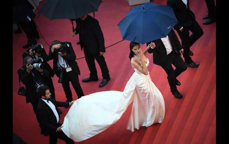 La modelo brasileña Adriana Lima llega a la presentación de la película 