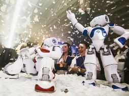 Robots. Lupe y Junior dieron la bienvenida a Papirolas 2018. ESPECIAL