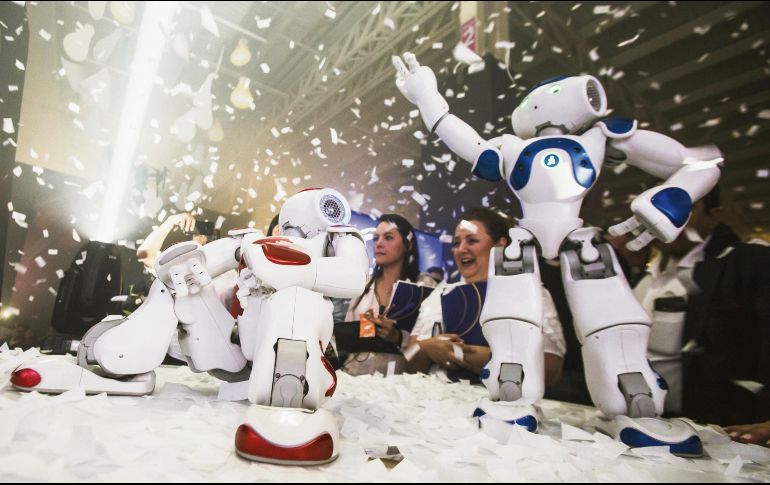 Robots. Lupe y Junior dieron la bienvenida a Papirolas 2018. ESPECIAL