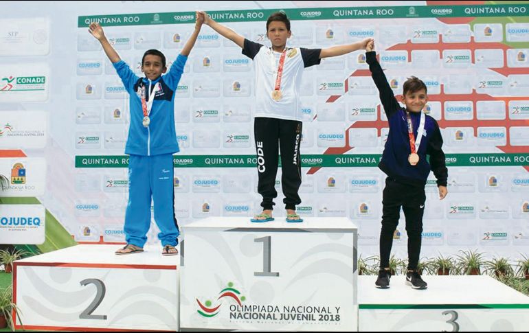 Buena actuación. Paulo Padilla (centro) le dio un oro más a la delegación de Jalisco en la disciplina de clavados. ESPECIAL/Code