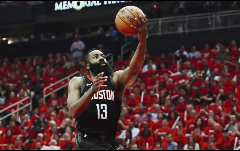 James Harden. La estrella de los Rockets aportó 27 puntos en el juego de ayer ante los Warriors. AFP