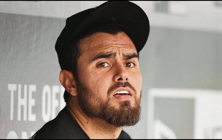 Sin suerte. El mexicano Joakim Soria permanece en el dugout durante el juego de ayer entre Medias Blancas y Piratas. AFP