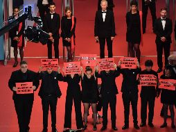 Directoresl, actores y productores desfilaron el miércoles por la noche vestidos de negro y portando carteles rojos con letras negras. AFP/Y. Coatsaliou