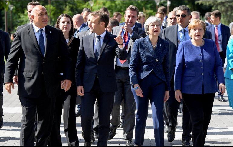 Los líderes de los Veintiocho debatieron anoche sobre la política comercial de EU y sobre la decisión de Trump de romper el acuerdo multilateral con Irán. EFE/V. Donev