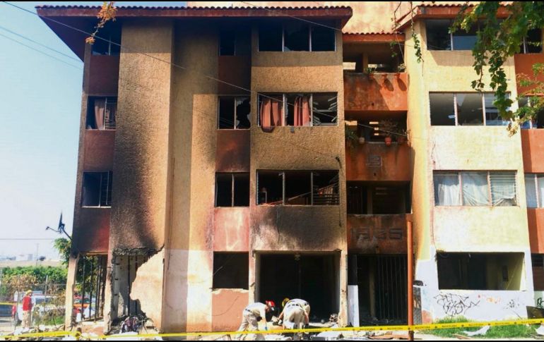 Personal de Zapopan labora en las afueras del edificio siniestrado. ESPECIAL