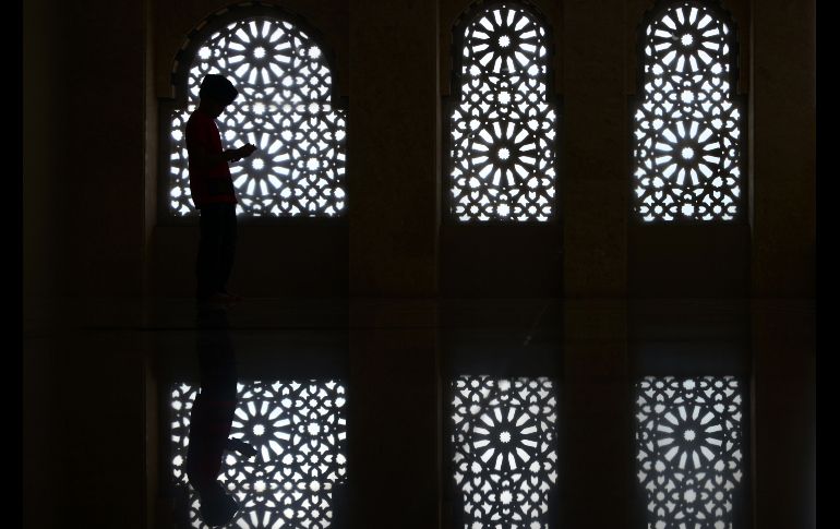 Un joven recita el Corán en una mezquita en Banda Aceh, Indonesia, en el primer día del ramadán, el mes de ayuno que practican los musulmanes desde el amanecer hasta el atardecer. AFP/C. Mahyuddin