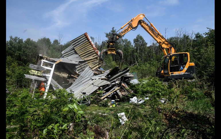 Una grúa destruye una casa hechiza en un operativo en Notre-Dame-des-Landes, Francia,  para sacar a manifestantes de un terreno donde se planeaba construir un aeropuerto y cuyo proyecto fue cancelado. AFP/F. Tanneau