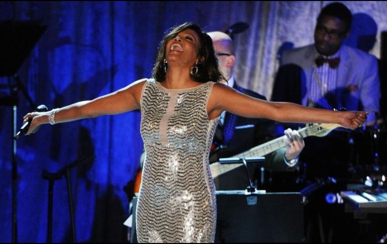 En el documental “Whitney”, cercanos a la cantante cuentan la forma en que comenzó a consumir drogas desde los 16 años de edad en compañía de sus hermanos. AFP / ARCHIVO