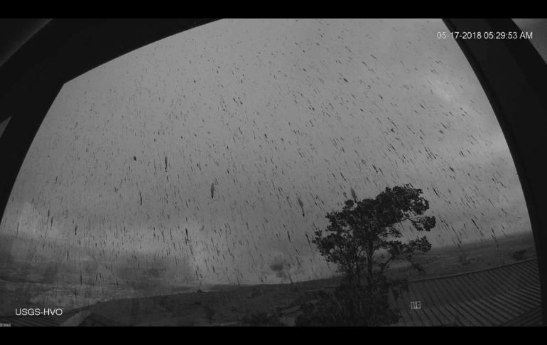 Vista de la cumbre del volcán durante una erupción de ceniza esta madrugada. AP/US Geological Survey