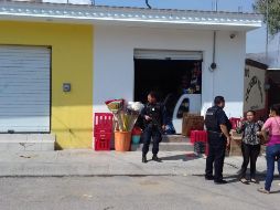 La mujer fue baleada mientras se encontraba en el interior de una tienda de abarrotes. ESPECIAL /