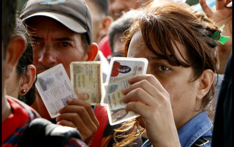Una venezolana muestra su identificación al cruzar el puente internacional desde Venezuela hacia Cúcuta, Colombia. A tres días de las elecciones presidenciales en Venezuela, una multitud de ciudadanos intentan cruzar antes del cierre programado para este viernes. EFE/SC. Mendoza