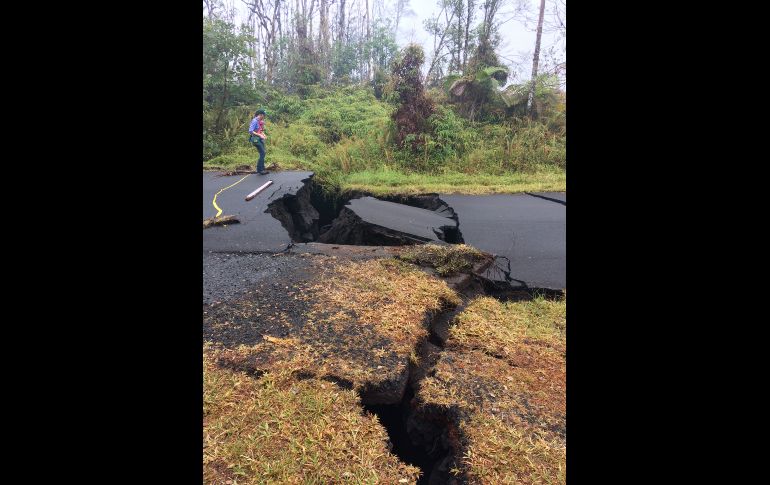 Un geólogo camina este jueves junto a grietas en una calle de Leilani Estates, Hawái. Las grietas se abrieron significativamente en las últimas 24 horas. ESPECIAL/US Geological Survey