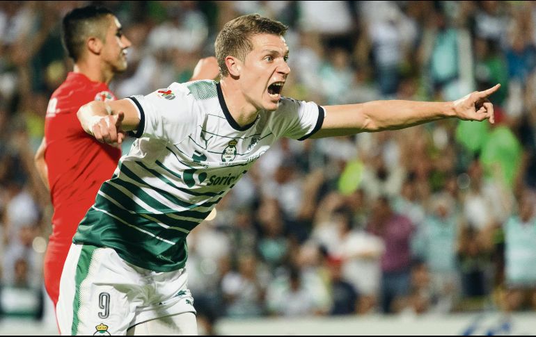 Julio Furch grita a todo pulmón el 2-1 sobre el Toluca, marcador que les da la ventaja para el juego de vuelta en el Nemesio Díez. MEXSPORT