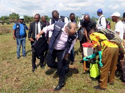 Para tratar este nuevo brote declarado la pasada semana, el Gobierno congoleño ha recibido cinco mil 400 dosis de una vacuna experimental. AP/J. Bompengo
