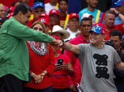 Nicolás Maduro y Diego Maradona se dan la mano. EFE/C. Hernández