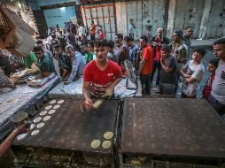 Un palestino prepara los panqueques tradicionales conocidos como 