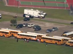 Imágenes de televisión muestran a estudiantes siendo evacuados; testigos dicen que los estudiantes abandonaron el lugar en estado de pánico . AP /