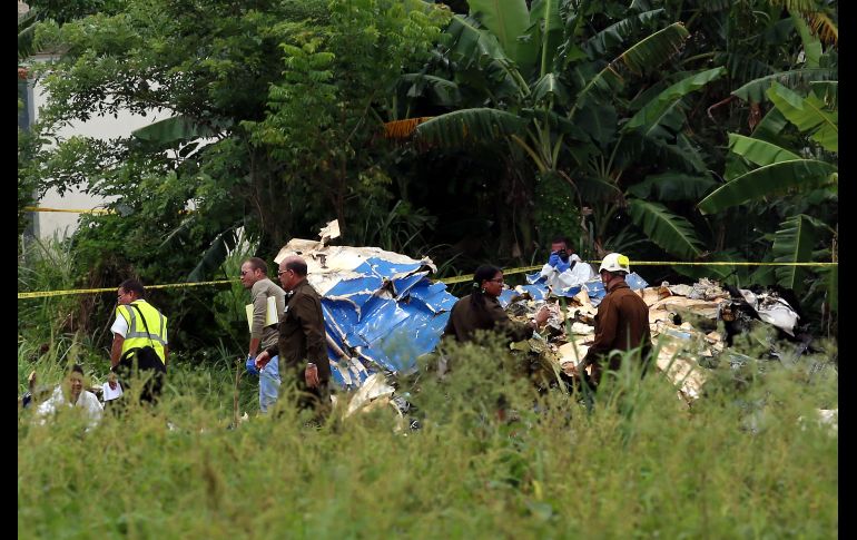 Policías y militares custodian los restos del Boeing 737. EFE/A. Ernesto