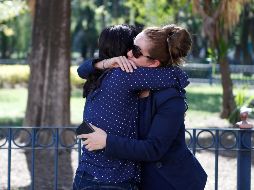 La pareja de uno de los miembros de la tripulación del avión accidentado hoy en la Habana es confortada por un amigo en la Ciudad de México. AP / R. Blackwell