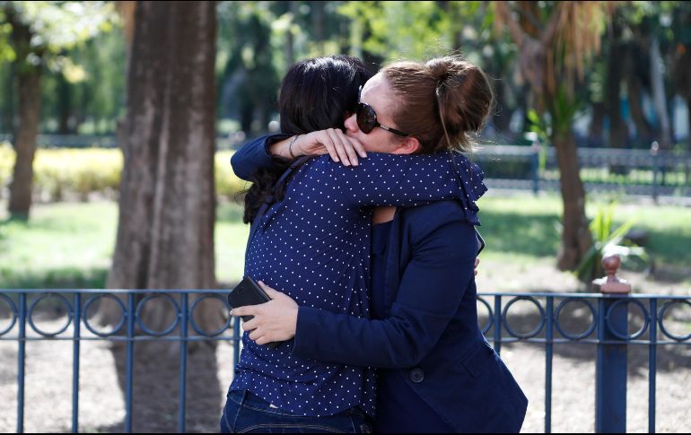 La pareja de uno de los miembros de la tripulación del avión accidentado hoy en la Habana es confortada por un amigo en la Ciudad de México. AP / R. Blackwell