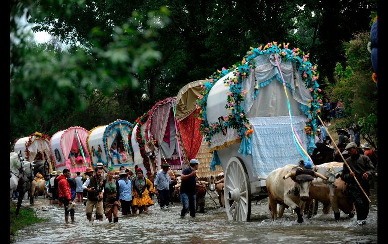 Peregrinos cruzan el río Quema en su andar a la población de El Rocío, en España. AFP/C. Quicler