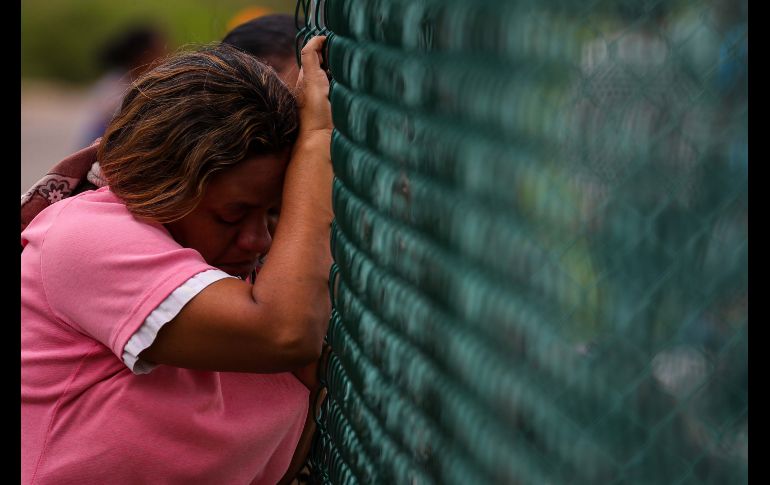 Familiares de recluidos en la Comunidad Penitenciaria Fénix permanecen en la inmediaciones de la cárcel en Barquisimeto, Venezuela. Un motín dejó un saldo de 10 fallecidos. EFE/M. Gutiérre