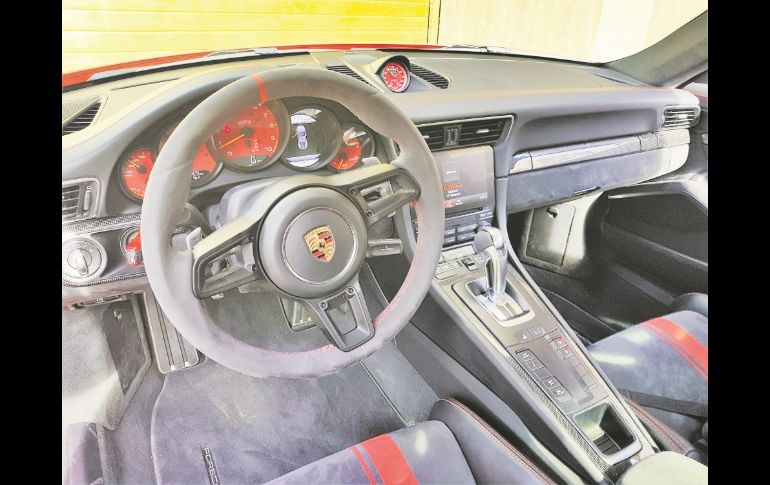 La versión GT3 es el 911 carrera modificado y puesto a punto para la pista, siguiendo el formato del homónimo grupo de competición.