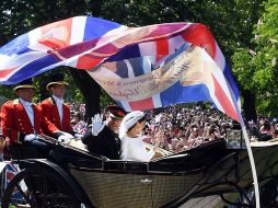 La algarabía se hace presente durante todo el recorrido de 25 minutos de los recién casados, a los que se les ve felices en todo momento. EFE / F. Arrizabalaga