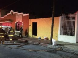 Elementos de seguridad informan que el hecho pudo haber sido provocado por el corto circuito de unos cables de energía que no estaban bien colocados. ESPECIAL/ Protección Civil y Bomberos de Guadalajara