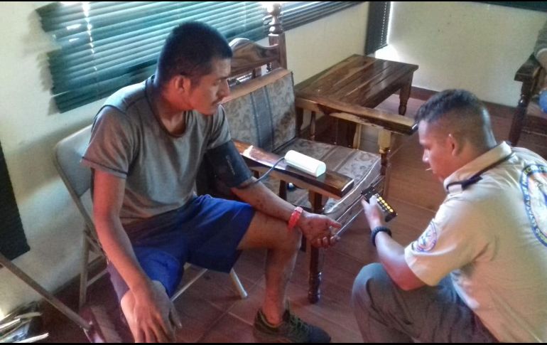 Pérez Díaz es atendido por autoridades de la zona para conocer su estado de salud. ESPECIAL/ Protección Civil y Bomberos de Jalisco