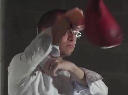 El candidato ha sido criticado por los cibernautas por el video, debido a que porta sus lentes y camisa de vestir. TWITTER / @RicardoAnayaC