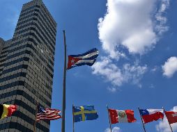 La bandera cubana ondea a media asta en edificios oficiales hoy, sábado 18 de mayo de 2018. EFE / A. Ernesto