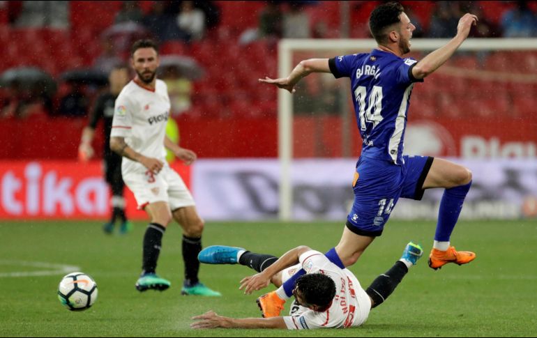 Layún (I) fue titular y jugó los 90 minutos del partido. EFE/J. Muñoz