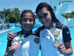 Frida Zuñiga (I) y Valentina López (D) presumen sus medallas, de bronce y plata, respectivamente. TWITTER/@codejalisco