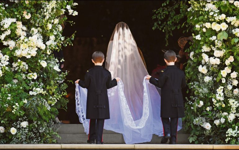 AUSENCIA. Markle recorrió prácticamente sola todo el camino hasta el altar y se tomó del brazo de su suegro, el príncipe Carlos, casi al final. EFE /