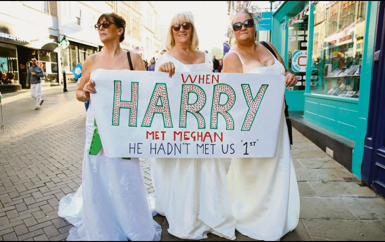 FESTEJO. Tanto ciudadanos de Inglaterra como de Estados Unidos celebraron la boda real. EFE /